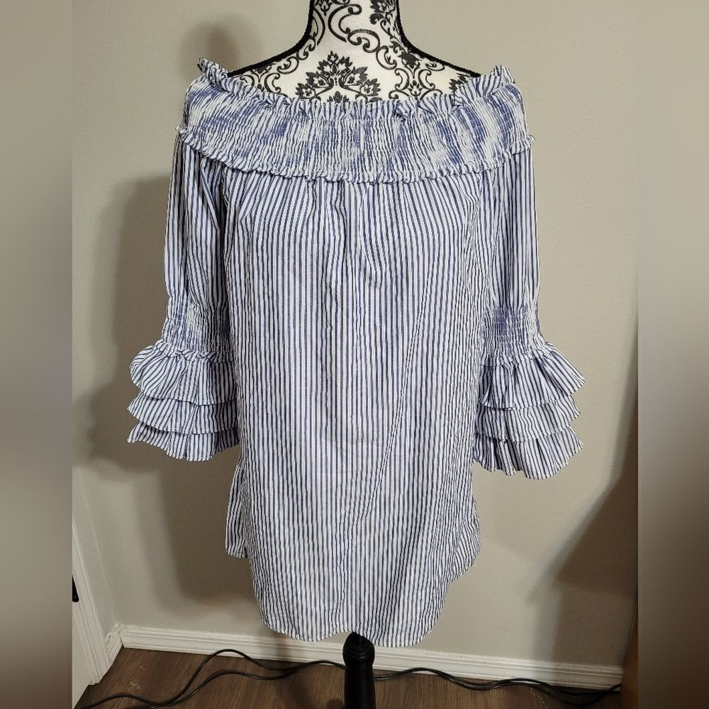 Style‎ house blue and white striped tunic top with ruffled sleeves